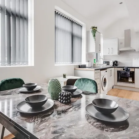 Sophisticated & Stylish Flat Near Manchester Airport - Sleeps 9-3